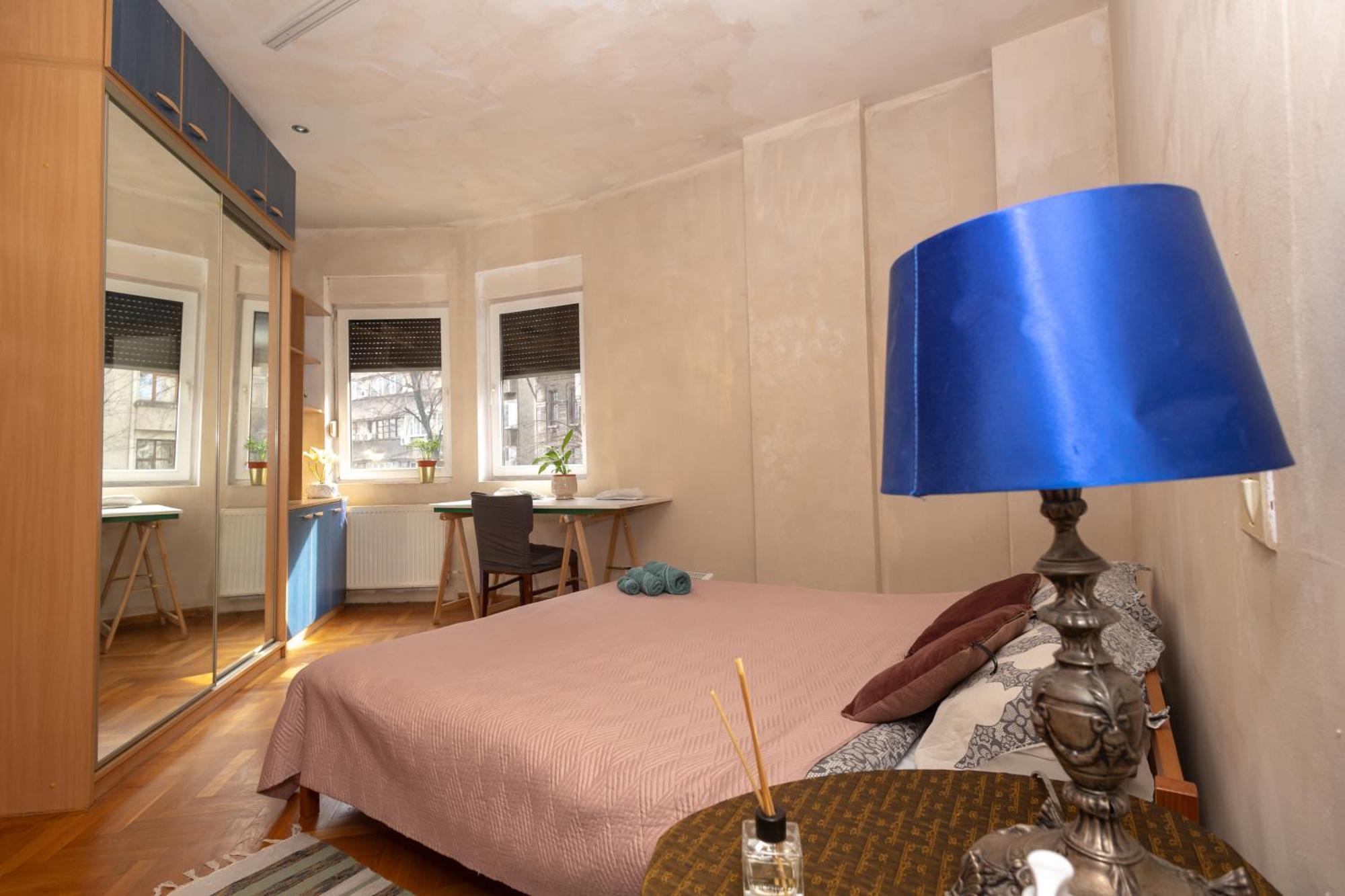 Shared Retro Vintage Luxury Apartment บูคาเรสต์ ภายนอก รูปภาพ
